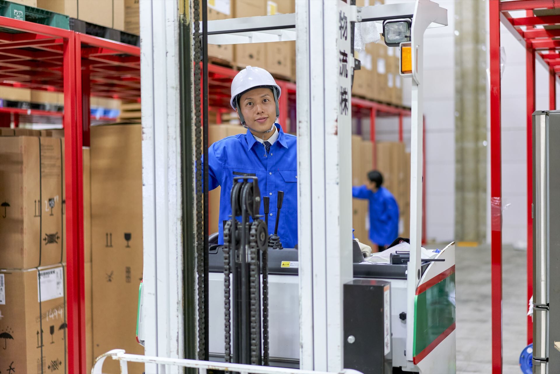 フォークリフトでポーズを決めるスタッフ