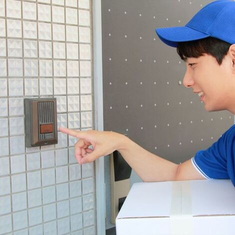 インターホンを押す男性スタッフ