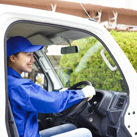 トラックで現場に到着した女性ドライバー